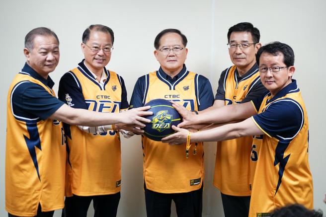 左起新北市警局长廖训诚、警政署长黄明昭、中信育乐董事长陈国恩、刑事局副局长邱绍洲、新北市刑大队长萧瑞豪。
（图 / 新北市警察局提供）