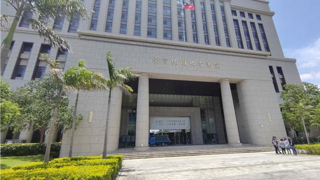 郭台铭为了拚独立参选总统在台广设连署站，桃园地检署27日指挥兵分多人侦办2起妨害选举案件。其中黄姓、李姓民眾等人涉嫌偽造连署书重大，桃园地院裁定收押禁见。（赖佑维摄）