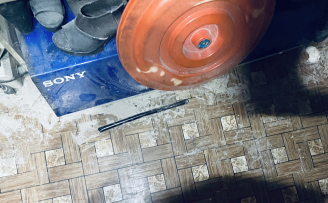 朱男与游男未经屋主李男同意即进入住处，因债务问题欲找李男的儿子理论，惟寻找未果，故以棍棒殴打李男。（图／警方提供）