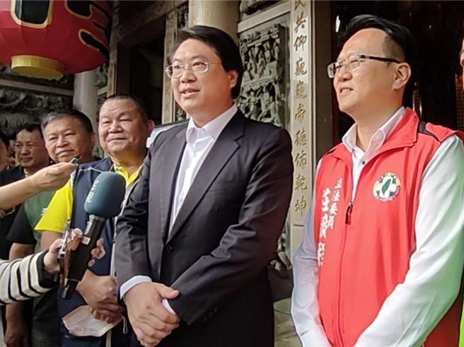 内政部长林右昌28日赴台中陪同民进党立委庄竞程跑行程，主动提及中科二期扩建案，并强调，日前内政部的都市计画专案小组审议通过中科二期，初审通过，提出了6项具体的建议给台中市政府，希望市府尽速修正再提报。（潘虹恩摄）