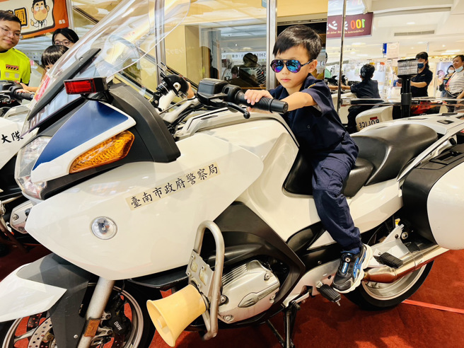 活動現場除了有小小警察制服及特殊任務警力「警用防護裝備展示」供小朋友變裝及體驗，還提供豐富有趣之宣導活動寓教於樂。（圖／警方提供）