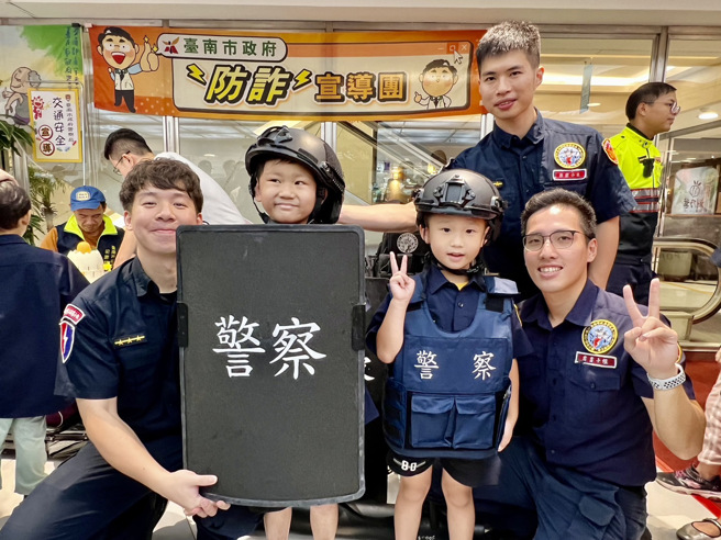 活動現場除了有小小警察制服及特殊任務警力「警用防護裝備展示」供小朋友變裝及體驗，還提供豐富有趣之宣導活動寓教於樂。（圖／警方提供）