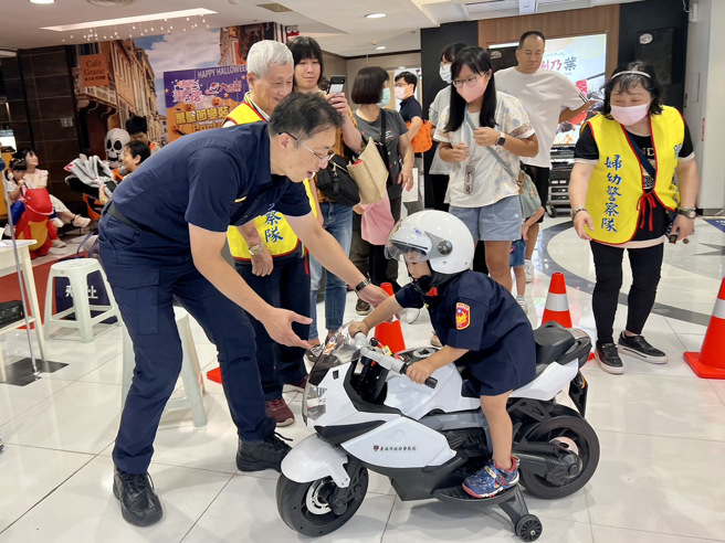 活動現場除了有小小警察制服及特殊任務警力「警用防護裝備展示」供小朋友變裝及體驗，還提供豐富有趣之宣導活動寓教於樂。（圖／警方提供）