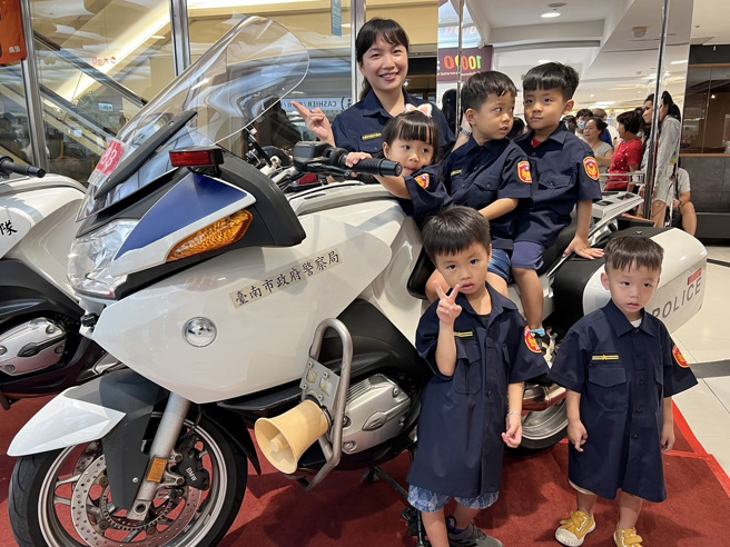 活動現場除了有小小警察制服及特殊任務警力「警用防護裝備展示」供小朋友變裝及體驗，還提供豐富有趣之宣導活動寓教於樂。（圖／警方提供）