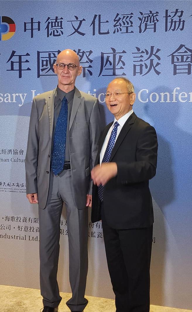中德文化经济协会理事长陈立恒（右），与德国在台协会代表许佑格（左）合影。（陈柏廷摄）