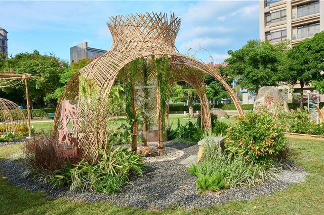 由屏科大农园生产系的作品「徒步．林里城」，获得设计施作组首奖。（新北市景观处提供／蔡亚桦新北传真）