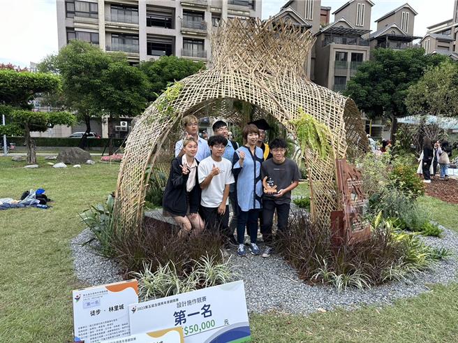 龚雅雯副秘书长(右二)、设计施作组第一名获奖同学与作品一同合影。（新北市景观处提供／蔡亚桦新北传真）