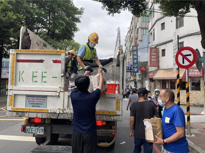 桃园市平镇区20多年来维持21条垃圾车清运路线，地方期盼增设，环保局回应，将会在今年底新增1条东安线。（桃市环保局提供／吕筱蝉桃园传真）