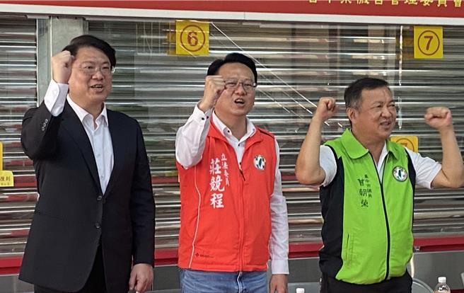 内政部长林右昌（左）28日下午到中市紫微宫祭拜，并为争取连任的立委庄竞程（中）造势。（陈淑芬摄）