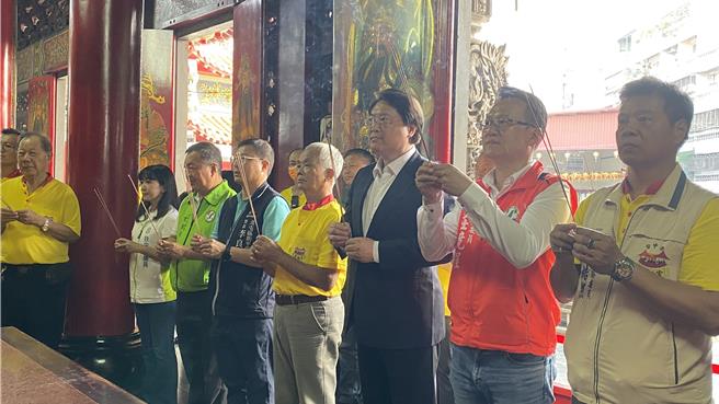 内政部长林右昌（右3）28日下午到中市紫微宫祭拜，并为争取连任的立委庄竞程（右2）造势。（陈淑芬摄）
