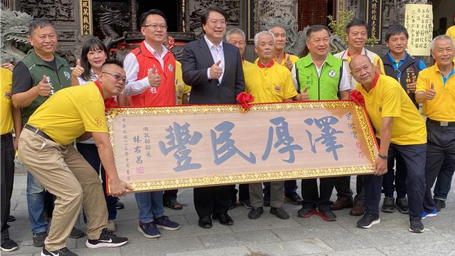 内政部长林右昌（2排左4）28日下午到中市紫微宫祭拜，致赠「泽厚民丰」匾额给庙方，并为争取连任的立委庄竞（2排左3）造势。（陈淑芬摄）