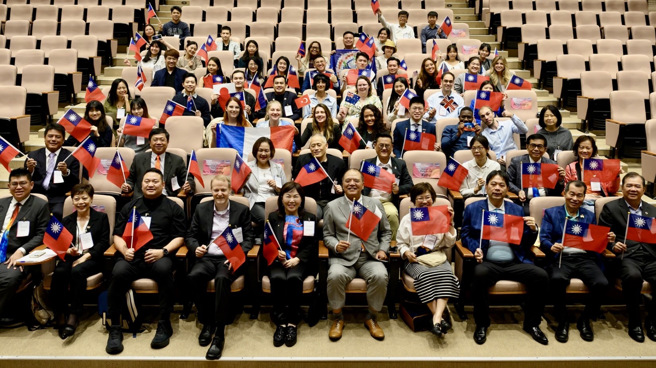 美國商會執行長林博智、荷商席佛作大會論壇演講。（國際扶輪提供）
