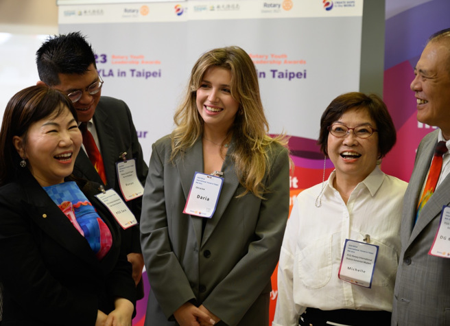 國際扶輪3521總監章金元伉儷及國際青年領袖獎主委馬靜如，歡迎來自烏克蘭的準律師雪佛索娃。（國際扶輪提供）