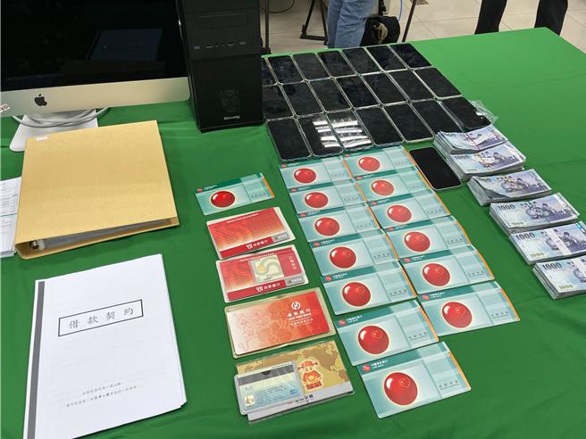 警方查扣手机22支、电脑3部、现金58万余元、存折18本、3C产品购买合约书及相关证物一批。（张亦惠摄）