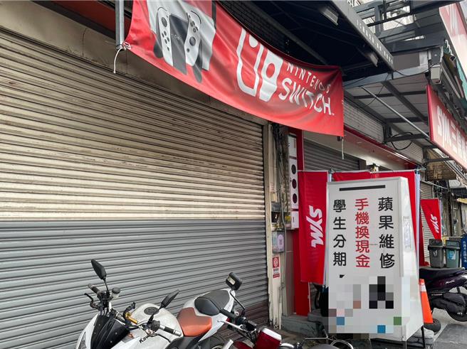 该3C店老板昨天对外喊冤，还在门口贴出公告，没想到今天就被拘提。（张亦惠摄）