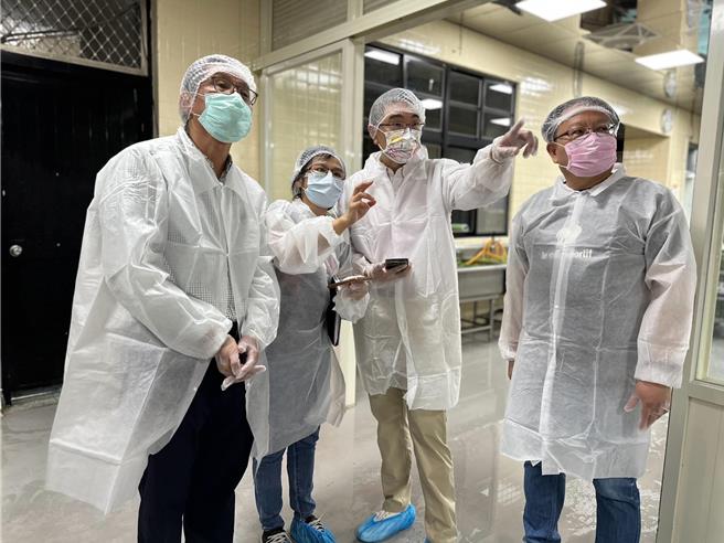 基隆市深美国小14日爆发疑似学生食物中毒事件，基市府表示将持续精进学校厨房的食安作业流程。图为基隆市长谢国梁（右二）与HACCP人员至碇内国小巡检厨房作业情形。（摘自谢国梁脸书／徐佑升基隆传真）