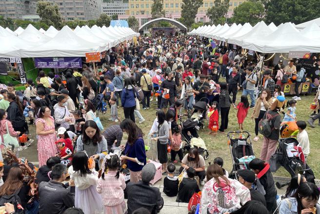 「2023天母搞什麼鬼萬聖節嘉年華」主活動今（28日）在天母運動公園登場。（何書青攝）