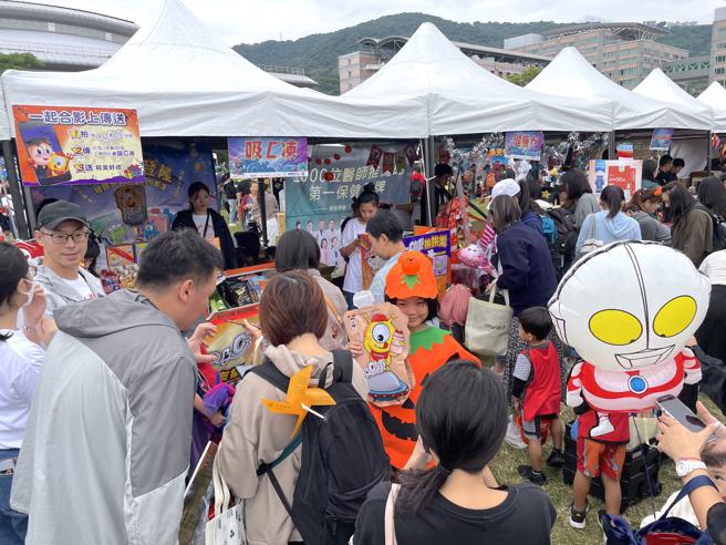 「吸C凍」攤位推出贈獎活動吸引許多民眾排隊參加。（何書青攝）