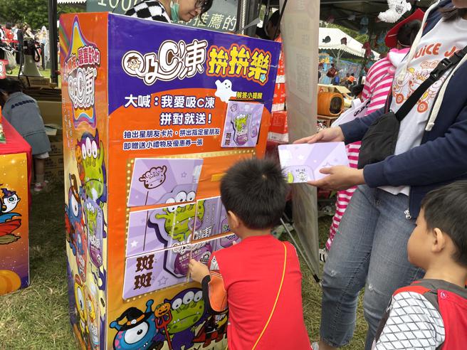 許多小朋友來挑戰「吸C凍」的拼拼圖遊戲。（何書青攝）