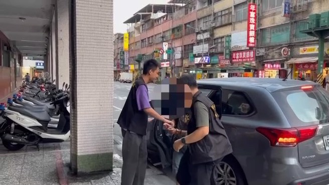 基隆第一分局于10月25日拘提郑姓主嫌及其共犯5人到案。（翻摄画面）