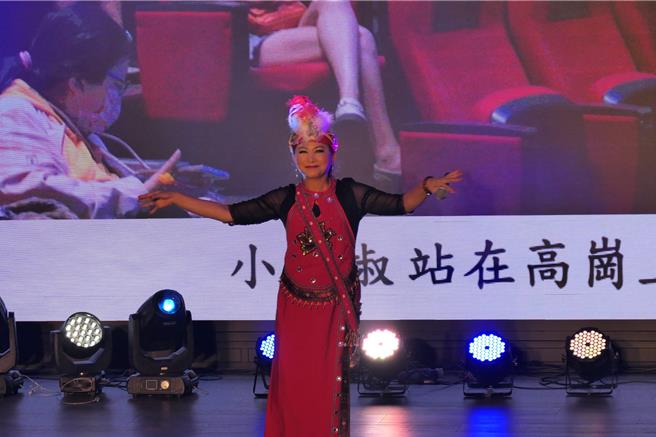 旺旺文教基金會、中國時報、中國電視、雲林縣莿桐鄉婦女會等單位共同舉辦「讓奉獻成為一種榮耀」公益演唱會，28日在雲林縣政府大禮堂熱情開唱，歌手小辣椒獻上美妙歌聲。（張朝欣攝）