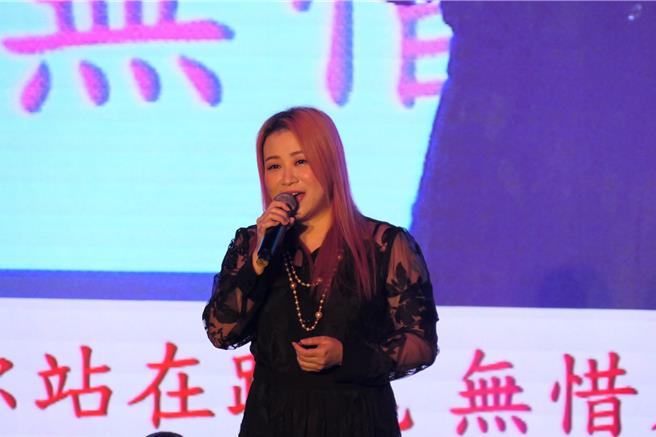 旺旺文教基金會、中國時報、中國電視、雲林縣莿桐鄉婦女會等單位共同舉辦「讓奉獻成為一種榮耀」公益演唱會，28日在雲林縣政府大禮堂熱情開唱，歌手黃鳳儀獻上美妙歌聲。（張朝欣攝）