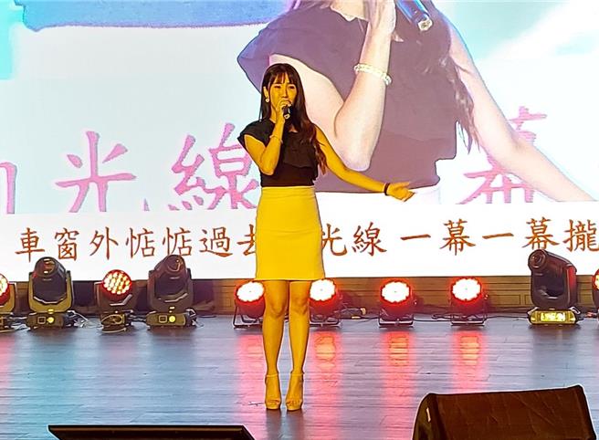 旺旺文教基金會、中國時報、中國電視、雲林縣莿桐鄉婦女會等單位共同舉辦「讓奉獻成為一種榮耀」公益演唱會，28日在雲林縣政府大禮堂熱情開唱，歌手蘇宥蓉獻上美妙歌聲。（張朝欣攝）