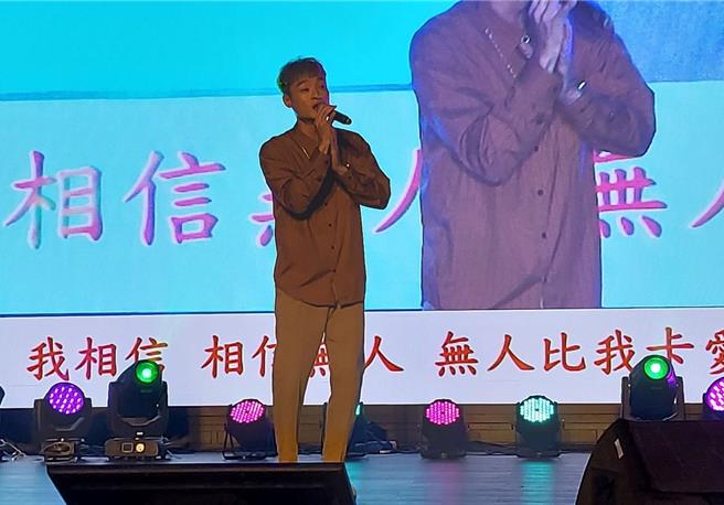 旺旺文教基金會、中國時報、中國電視、雲林縣莿桐鄉婦女會等單位共同舉辦「讓奉獻成為一種榮耀」公益演唱會，28日在雲林縣政府大禮堂熱情開唱，歌手高佳群獻上美妙歌聲。（張朝欣攝）