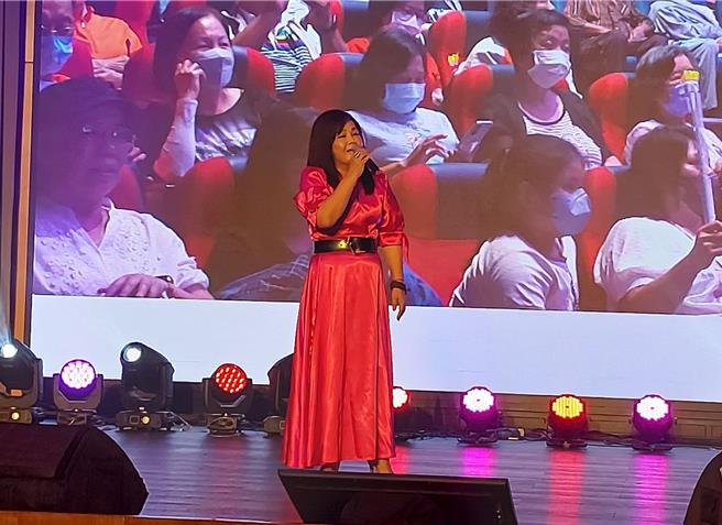 旺旺文教基金會、中國時報、中國電視、雲林縣莿桐鄉婦女會等單位共同舉辦「讓奉獻成為一種榮耀」公益演唱會，28日在雲林縣政府大禮堂熱情開唱，歌手邱芸子獻上美妙歌聲。（張朝欣攝）