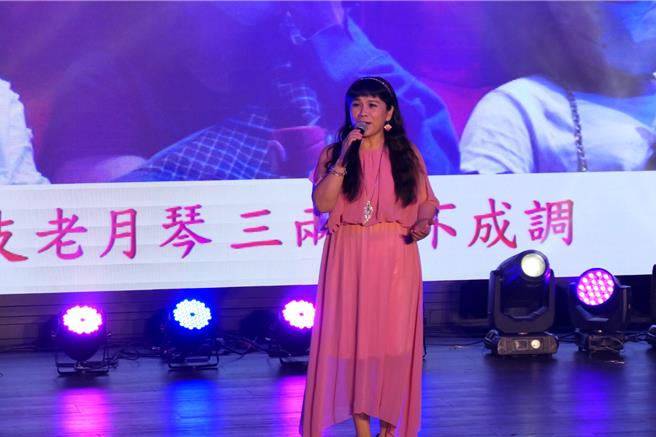 旺旺文教基金會、中國時報、中國電視、雲林縣莿桐鄉婦女會等單位共同舉辦「讓奉獻成為一種榮耀」公益演唱會，28日在雲林縣政府大禮堂熱情開唱，歌手凃佩岑獻上美妙歌聲。（張朝欣攝）