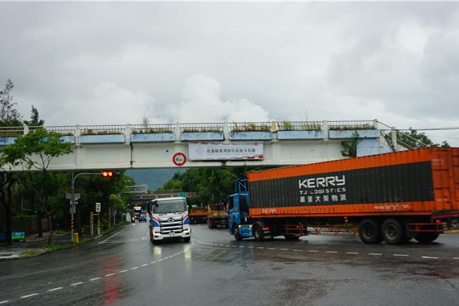 花蓮市復興國小旁人行陸橋，已經年代久遠，使用率低，11月拆除。（王志偉攝）