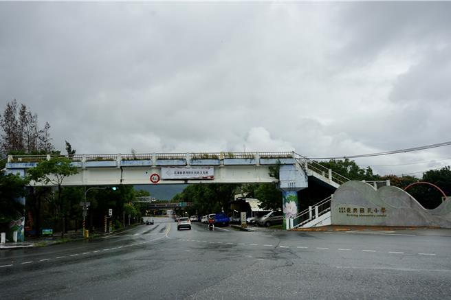 花蓮市復興國小旁人行陸橋，外觀已顯斑駁，加上使用率低，11月將拆除。（王志偉攝）