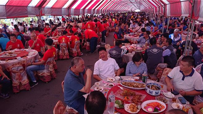 台南市新营太子宫28日中午举办平安宴，副总统赖清德逐桌拜票时，餐席间赫见光电案与台南88枪击案的争议人物郭再钦（前桌左二白衣者）出席。（程炳璋摄）