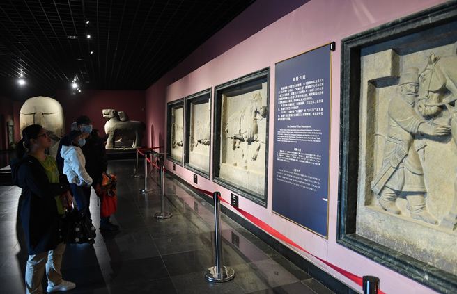 唐太宗李世民为了感念曾陪自己征战沙场的六匹战马，命人制作「昭陵六骏」石像置于寝陵前。(图/新华社)