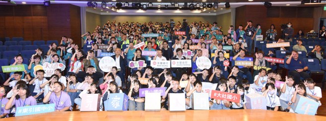 「看见家乡」影展揭开序幕，所有参与人员齐聚一堂。(台湾看见家乡推广教育协会提供)