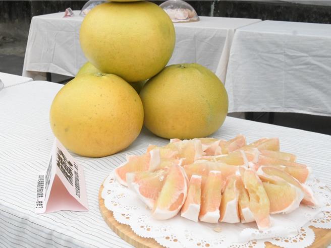 彰化县花坛乡公所28日举办西施柚节，在花坛乡农会旁停车场的活动会场有美味的西施柚供民眾品嚐。（孙英哲摄）