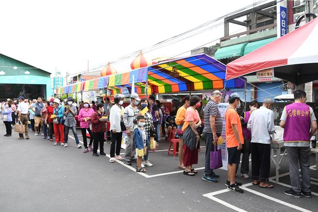 彰化县花坛乡公所28日在花坛乡农会旁停车场馆举办西施柚节，报名参加闯关活动的民眾大排长龙。（孙英哲摄）