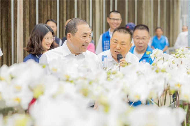 國民黨總統參選人侯友宜（前排左）28日參訪後壁區蘭花生技園區，稱讚是農業的護國神山。（侯友宜競選團隊提供／程炳璋台南傳真）
