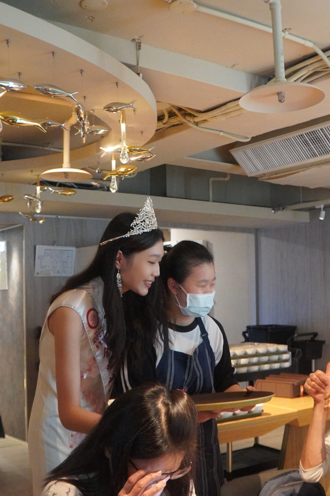 城市小姐和特教生一起服務上餐。(臺北市松山社區大學提供)