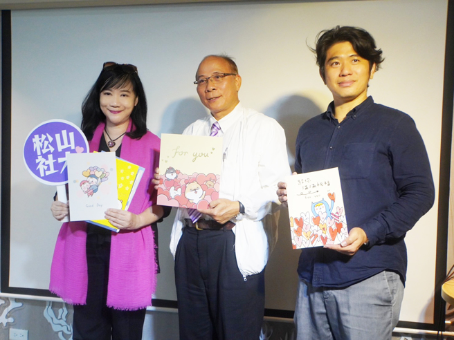 松山社區大學校長劉熒瑰(圖左)代表致送加油愛心卡片及禮物。(臺北市松山社區大學提供)