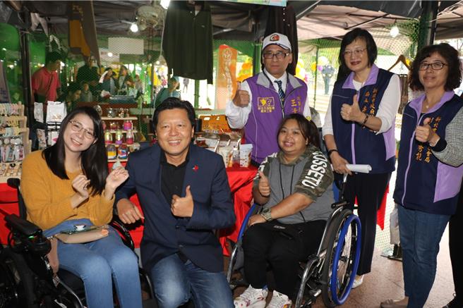 新北市副市長朱惕之（前排左二）出席身心障礙者成果展暨園遊會，與身障朋友合影留念。（新北市社會局提供）