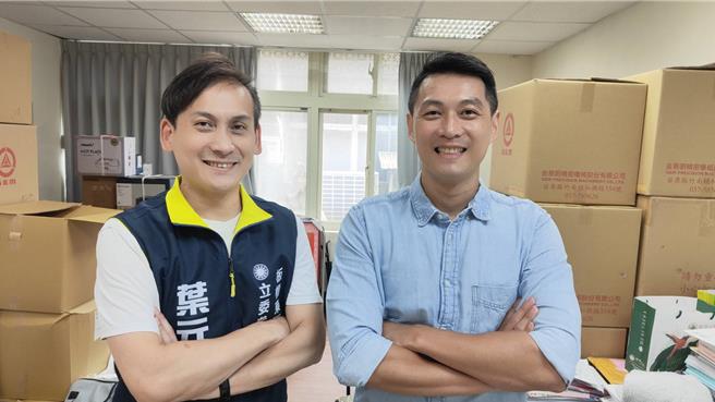 上屆板橋東區立委候選人吳達偉（右）表態支持葉元之（左）。（葉元之提供）