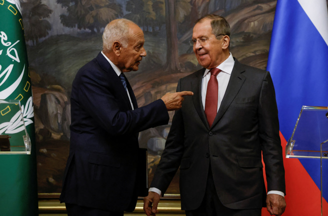 2023年10月9日，俄罗斯外交部长拉夫罗和阿波盖特（Ahmed Aboul Gheit）于在俄罗斯莫斯科举行会谈后出席新闻发布会资料照。（路透社）