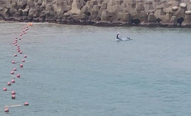 基隆市外木山大武崙沙滩上月发生「1日3死」的重大溺水事件后，26日竟又有游客违规越过警戒线戏水，民眾看到直批「不要命」。市长谢国梁表示将针对违规行为取缔开罚。而产发处长林鼎超表示，将调监视器追查2人开罚，最高可罚5万，未来只要越过警戒线，不再劝导，将直接开罚。（翻摄画面／徐佑升基隆传真）