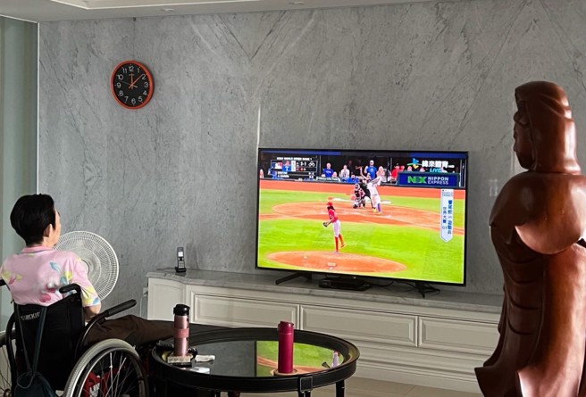 前总统陈水扁28日在粉专po出一张扁嫂与观音菩萨一起观看球赛的照片，并以球赛来论选战。(摘自陈水扁粉专)