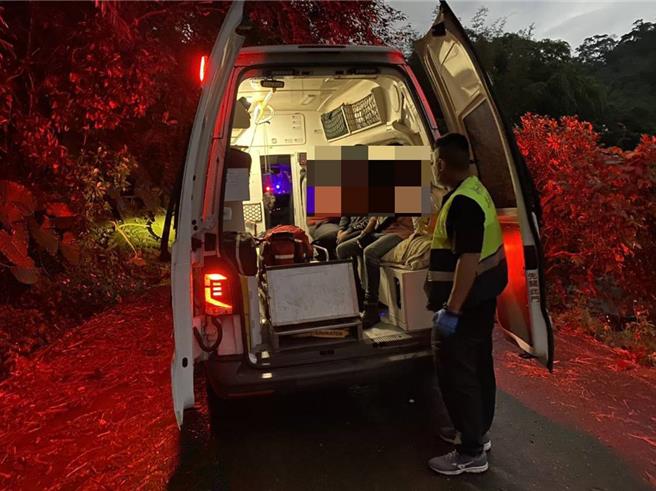 新北金山一辆小客车疑路况不熟，车子四轮朝天翻落溪河，居民架梯子协助2名男子脱困，消防人员赶抵现场救援。（翻摄画面）