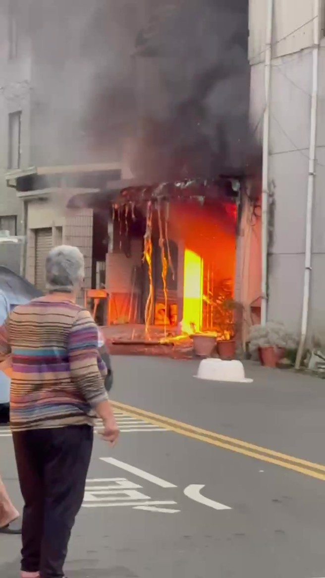 高雄市仁武区赤东四街今28日下午17时24许发生一起火警。（翻摄社会事新闻影音）
