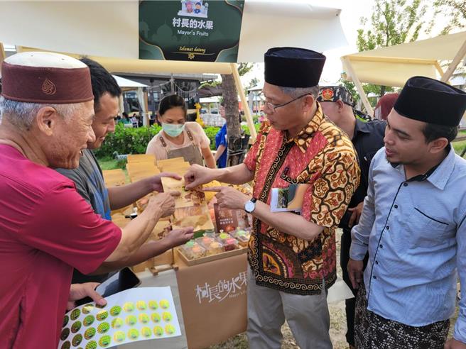 屏东县政府积极辅导县内食宿游购行店家取得穆斯林友善认证，今年有27家业者取得认证，28日举办成果发表会暨市集活动，让大家更认识穆斯林市场。（谢佳潾摄）