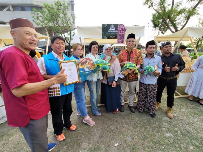 屏东县政府积极辅导县内食宿游购行店家取得穆斯林友善认证，今年有27家业者取得认证，28日举办成果发表会暨市集活动，让大家更认识穆斯林市场。（谢佳潾摄）
