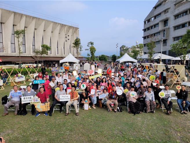 屏东县政府积极辅导县内食宿游购行店家取得穆斯林友善认证，今年有27家业者取得认证，28日举办成果发表会暨市集活动，让大家更认识穆斯林市场。（谢佳潾摄）